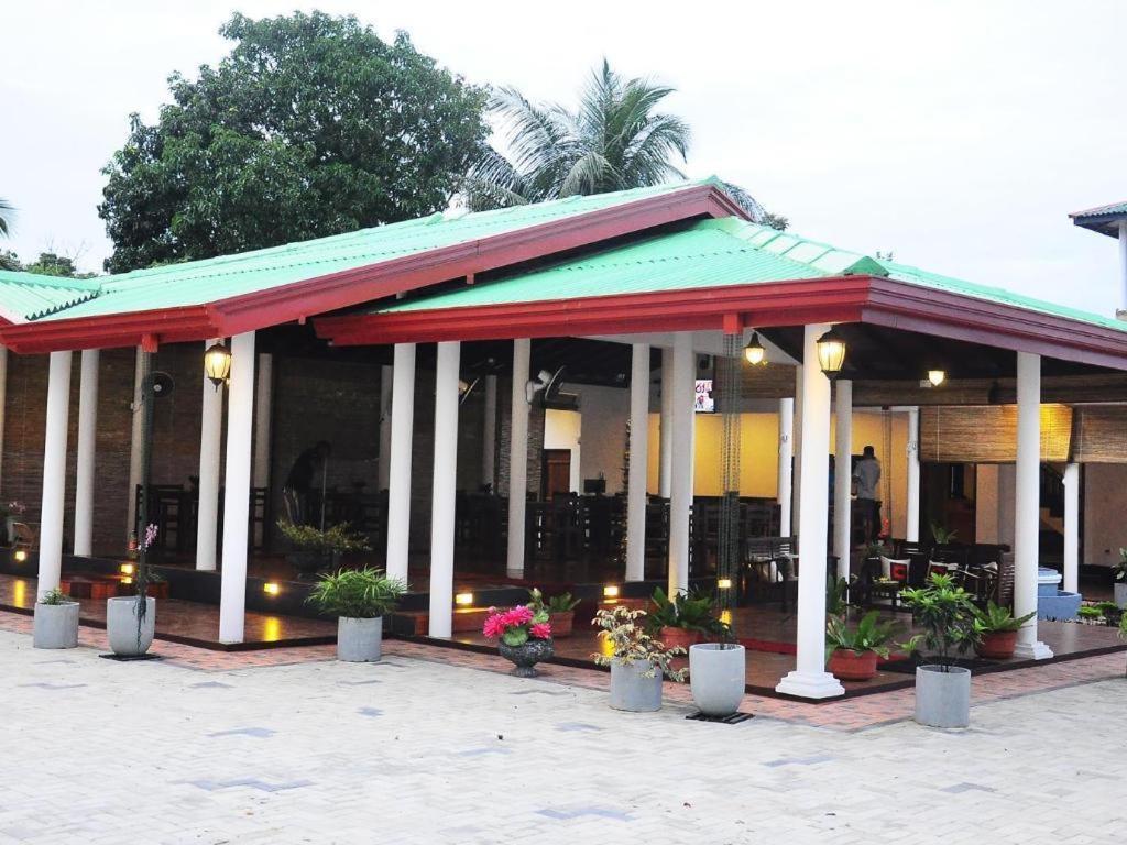 Hotel Sihilro Regency Udawalawe Exterior foto